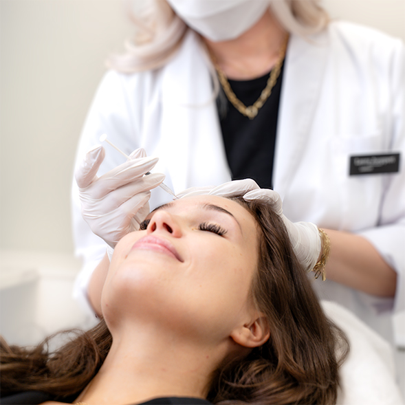 Esteettiset botuliinihoidot kasvojen juonteisiin ja lihasjännitykseen – turvallinen, luonnollinen ja tehokas hoito Ebeling Kauneudessa Helsingissä Kalasatamassa ja Vantaalla Tikkurilassa.